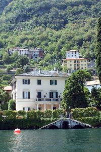 Poznati holivudski zavodnik, George Clooney, 2001. godine kupio je ovu talijansku vilu na jezeru Como. Kuća ima bazen, vanjsko kino i veliku garažu, inače George Clooney je kolekcionar motocikala. U susjedstvu živi i Donatella Versace.