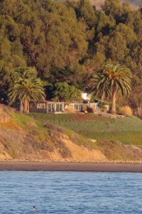 Angelina Jolie & Brad Pitt imaju mnogo nekretnina, trenutno aktuelno je ovo imanje u Goleta, California, u bungalow stilu. Imanje izlazi na more i ima svoju plažu.