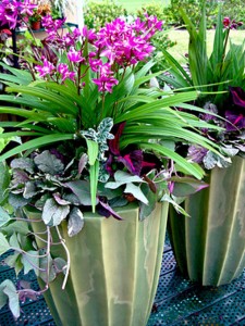 Orhideju možete zamijeniti nekom drugom cvjetajućom biljkom sličnih tekstura i boje cvijeta kako bi postigli sličan efekt.