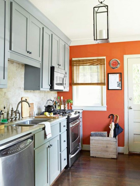 Ako ofarbate uži zid komplementarnom bojom vizuelno ćete produžiti kuhinju. 