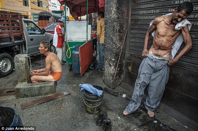 Beskućnici se kupaju na ulici