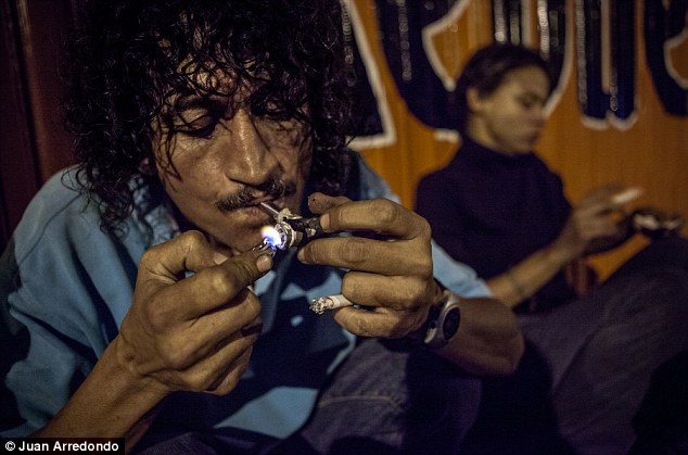Hugo, 33, jedan od hiljada narkomana puši krek u napuštenom skladištu
