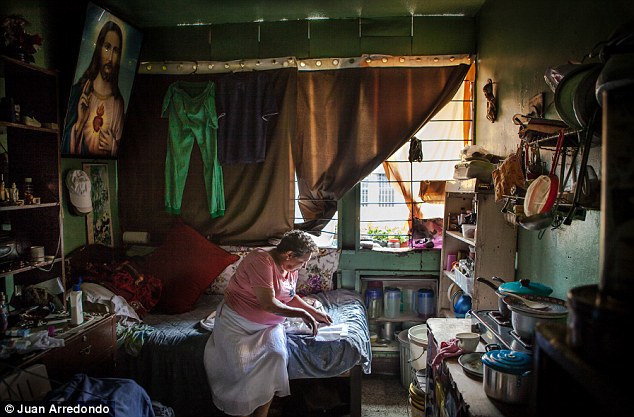 Karmen Salgado, 67, živi u ovom sobičku 17 godina i plaća za njega 6,5$ dnevno