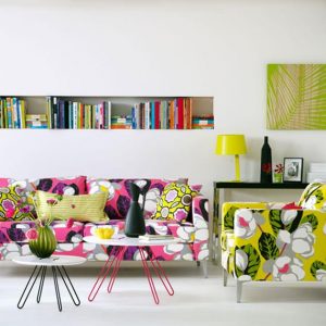 Presvučene fotelja i sofa sa različitim cvjetnim materijalom